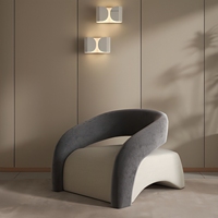 Fauteuil en velours style influenceur, design léger et luxueux avec accoudoirs courbes, idéal pour les salons et appartements compacts, décontracté