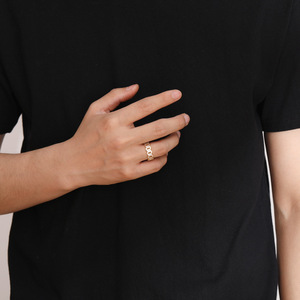 Bague Hip-hop, Bague pour l'index des femmes en forme de losange, Bague géométrique en zircon. - Product Image 2