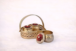 Ensemble de pots à épices en métal doré avec couvercles à fleurs rouges dans un panier en forme de cœur pour le rangement de la cuisine - Product Image 5