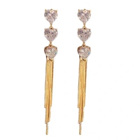 Orecchini di Lusso con Tre Zirconi a Forma di Cuore e Nappine, in Lega, Trendy, Femminili ed Eleganti
