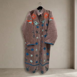 Veste Kimono Longue en Velours Marron Brodé Suzani Fait Main Indien, Style Vintage, Motifs Sacré-Cœur, Mauvais Œil et PAIX, Vente en Gros - Product Image 4