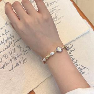 Bracelet en perles d'eau douce de forme baroque avec bouton artisanal, design de bouton OT, luxe léger, colliers de mode perlés, perle irrégulière - Product Image 2