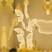 Le plus récent rose blanc métal LED papillon géant AC alimenté éclairage acrylique pour les événements de fête de mariage
