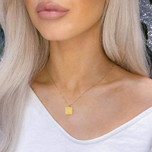 Collier Fleur de Naissance pour Fille, Plaqué Or 18K et Gravé, Pendentif Fleur Personnalisé, Simple - Product Image 1