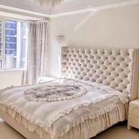 Cadre de lit double king size moderne de luxe en cuir capitonné à losanges, écologique et moelleux, avec tête de lit à volants, pour chambre principale