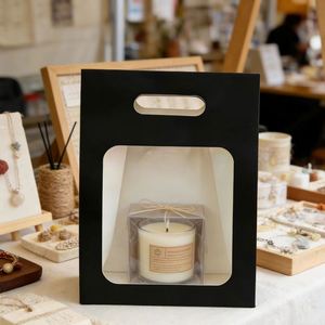 Sacs cadeaux personnalisables en papier kraft avec bordure noire, fenêtre transparente et poignées découpées pour petits cadeaux et desserts - Product Image 6
