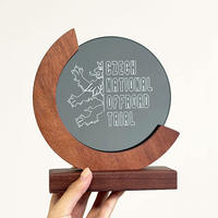 Trophée en cristal noir rond vierge avec plaque de récompense en bois