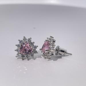 Pendientes de Botón Clásicos y Elegantes de Tianyu Gems para Mujer, Hechos de Latón Chapado en Oro con Circonita Cúbica Rosa en Forma de Corazón - Product Image 3