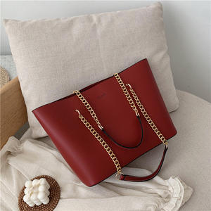 Sacs fourre-tout de luxe en cuir PU pour femmes, collection 2024, capacité 1-1,9 L, avec chaîne décorative tendance, doublure en polyester et fermeture à loquet. - Product Image 5