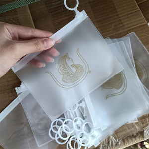 Высокое качество Тянущее кольцо на молнии сумка матовый ПВХ Макияж сумка на молнии с вашим логотипом для косметической упаковки - Product Image 1