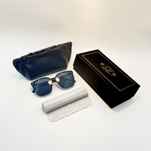 Nouvelles Lunettes de Soleil Tendance Haut de Gamme 2024 à Grande Monture Effet Miroir pour Femme – Monture PC Bleue/Rose/Gris – Très Populaires en Europe et en Amérique - Product Image 6
