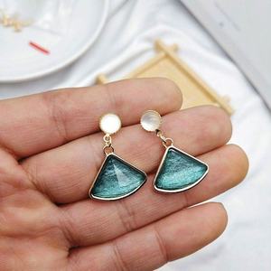 ต่างหูโอปอลทรงเรขาคณิตแบบเกาหลี ชุบทอง ขายส่ง แฟชั่นทันสมัย ต่างหูบุคลิกโดดเด่นสำหรับผู้หญิง ใส่ไปงานปาร์ตี้ - Product Image 3