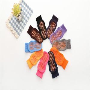 Chaussettes antidérapantes tendance pour trampoline, chaussettes antidérapantes avec picots pour tout-petits, enfants, adolescents, chaussettes à grip pour garçons et filles - Product Image 6