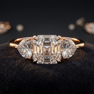 Anillo de Tres Piedras con Diamante Cultivado en Laboratorio con Corte Asscher Certificado por IGI, Piedras Laterales en Forma de Corazón, Oro de 10K, 14K, 18K, Plata 925, 935, Regalo para Mujer - Product Image 1