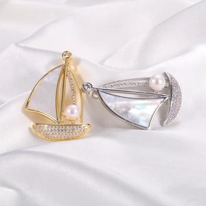 เข็มกลัดเรือใบเรียบลื่นจาก Zhuji Jewelry ประดับเปลือกหอยฝังเพชรซิคอน พร้อมไข่มุกน้ำจืดแท้ ดีไซน์ดอกไม้ประดับอก - Product Image 1