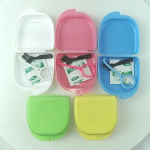 Kit de cuidado de dentaduras postizas, estuche de plástico con cepillo y limpiador para uso doméstico, juego de limpieza de dientes para adultos, blanco, rosa, azul, verde, amarillo - Product Image 1
