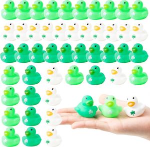 Mini canards en caoutchouc de 1,6 pouce pour la Saint-Patrick, décoration de fête irlandaise, jouet de bain couineur Shamrock pour les fêtes - Product Image 1