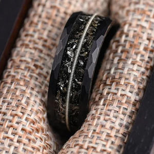 Anneau de guitare en acier tungstène martelé plaqué <span class=keywords><strong>noir</strong></span> de 8 mm de large en carbure de tungstène OEM pour alliance, cadeau pour femme et homme - Product Image 4
