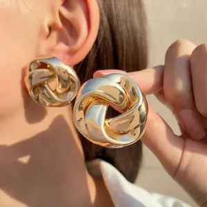 Boucles d'oreilles torsadées en alliage personnalisées créatives à la mode boucles d'oreilles en or de style rétro de Hong Kong bijoux pour femmes