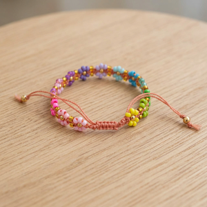 Bracelet artisanal Sstringz en perles Miyuki Delica violet lavande avec motif géométrique doré et turquoise, bijoux bohèmes ajustables - Product Image 3