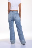 Jean en denim délavé coupe droite pour femme avec ourlet déchiré et effet whiskers – Pantalon tendance pour femme
