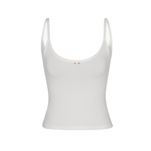 Top élégant en maille effet soie respirant pour femme, avec construction sans couture et tombé luxueux, idéal pour les soirées. - Product Image 1