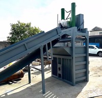 Presse à balles hydraulique verticale industrielle avec convoyeur pour les applications de recyclage du papier, du carton, du plastique et des déchets.