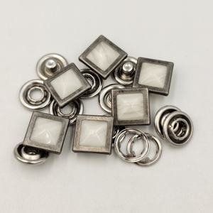 थोक 4 भाग 11 मिमी वर्ग प्रंग के लिए पिरामिड स्टड - Product Image 5