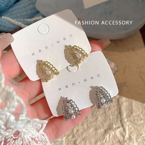 Boucles d'oreilles tendance et élégantes en alliage de zinc plaqué or, imitation perle et zircon, forme goutte d'eau, exquises et personnalisées pour femmes - Product Image 1