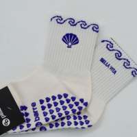 Chaussettes de sport bleues à marque privée pour femmes, antidérapantes avec semelle en PVC, pour studio de Pilates, avec détail de revers, pour jeunes et adultes, OEM
