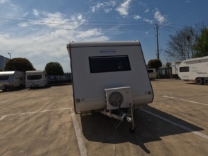 Caravane de <span class=keywords><strong>camping</strong></span> moderne pour 4 personnes, design léger, fabrication OEM/ODM, double essieu, pour une vie en plein air - Product Image 3