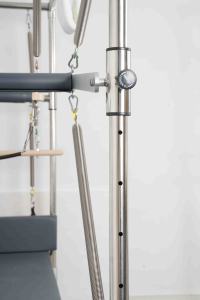 Reformer <span class=keywords><strong>Pilates</strong></span> Professionnel Portable et Réglable 3-en-1 en Bois d'Érable, Tour Cadillac, Lit de Luxe avec 15 ressorts coréens pour Studio - Product Image 5