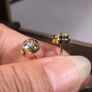 Orecchini a lobo classici in oro giallo con diamante rotondo taglio brillante incastonato a castone per l'uso quotidiano da donna E2500 - Product Image 5