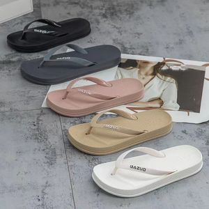 Pantoufles pour hommes et femmes en vrac avec impression de logo personnalisé claquette en caoutchouc chaussures souples antidérapantes tongs noires - Product Image 1