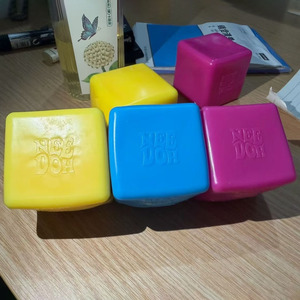 Cubo NeeDoh che cambia colore all'ingrosso, giocattolo morbido riempito di pasta da modellare, antistress sensoriale, regalo per bambini e adulti, bomboniera per feste - Product Image 3