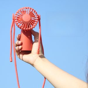 พัดลมมือถือแบบพกพา4สีดีไซน์ใหม่พัดลม USB ชาร์จไฟได้น้ำหนักเบามีสายห้อยคอ - Product Image 1