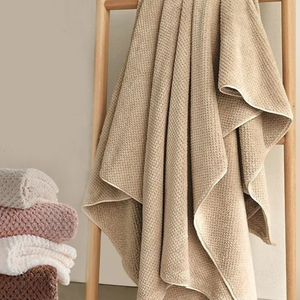Vente en gros de microfibres d'usine de haute qualité, velours corail peut porter une <span class=keywords><strong>serviette</strong></span> de bain 100115cm 300gsm Logo personnalisé/ - Product Image 1