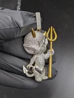 Colgante de diablo de dibujos animados de lujo con incrustaciones de circonitas, tridente dorado, mascota personalizada, joyería hip hop, colgante de personaje
