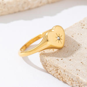 Anillo de Acero Inoxidable con Baño de Oro de 18k, Diseño de Corazón y Zirconia, Venta al por Mayor para Regalo de Boda o Compromiso - Product Image 2