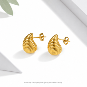 Boucles d'oreilles clous goutte d'eau côtelées en acier inoxydable plaqué or 14K sous vide, bijoux texturés en forme de goutte avec attaches papillon - Product Image 1