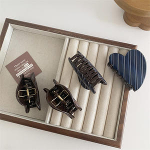 Vente en gros de pinces à cheveux vintage rayées marron 7CM, pinces à cheveux en forme de cœur imprimées, pinces à cheveux personnalisées pour femmes - Product Image 3