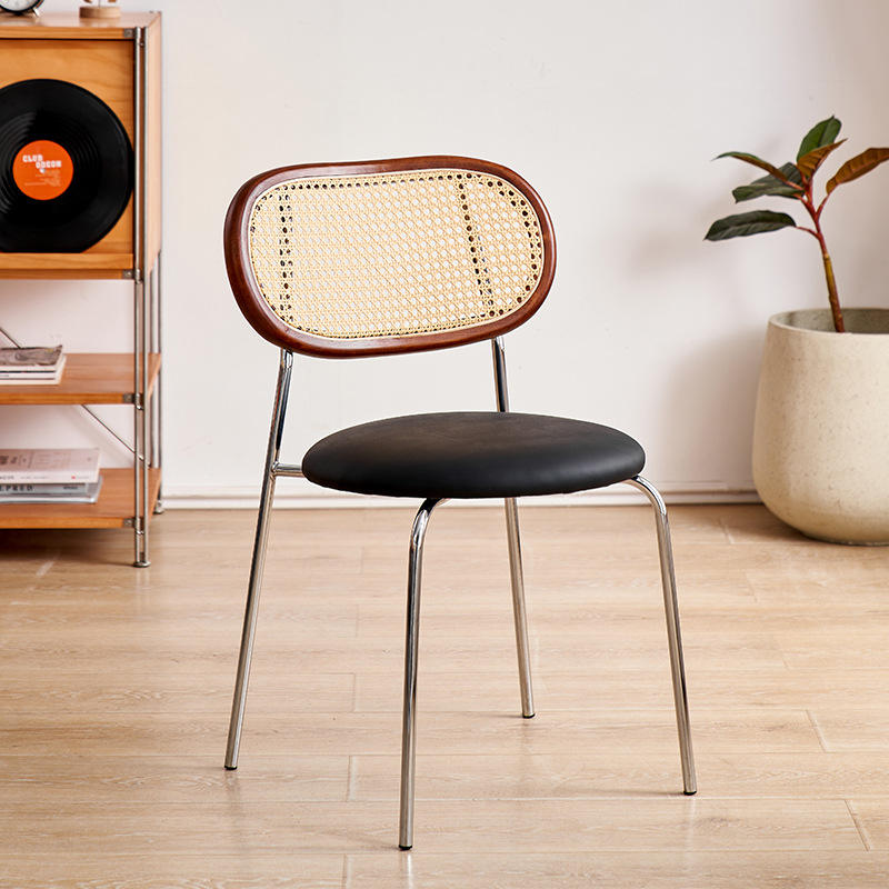 Respaldo color nogal, cojín de asiento negro mate, patas plateadas.