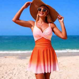 Traje de baño de una pieza para mujer con degradado, estilo halter cruzado y falda, bikini, ropa de playa, moda, ajuste elástico retorcido - Product Image 3