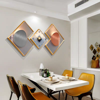 Horloge murale 3D moderne de luxe en alliage d'aluminium doré avec cadre triple, décoration en porcelaine et cristal, vente en gros.