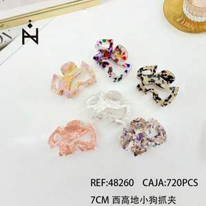 Fermacapelli Nina West Highland Dog da 7 cm in acrilico, fermaglio alla moda per donna, uso quotidiano - Product Image 3