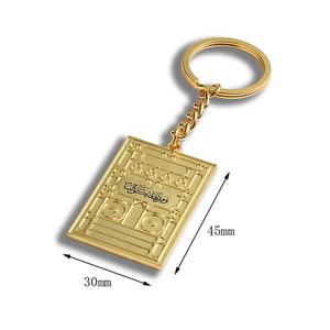 Porte-clés de voiture ou de moto en métal personnalisé avec nom rectangulaire, doré, gaufré et imprimé UV - Product Image 3