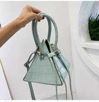 2025 New PU Crocodile Print Dreieck Pyramide Tasche Frauen Kordel zug Cross body Geldbörse mit Top Griff Korean Origami Geometric Tote