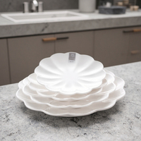 Vente en gros d'assiettes rondes en plastique mélamine en forme de fleur 100%