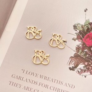 Étiquettes personnalisées en métal doré avec logo, design lettré, étiquettes faites à la main, quincaillerie gravée, petite étiquette métallique pour hijab - Product Image 3