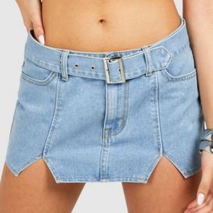 Jupe en jean mini taille basse Y2K la plus vendue avec ceinture et découpe avant, bleu clair, pour femme - Product Image 1
